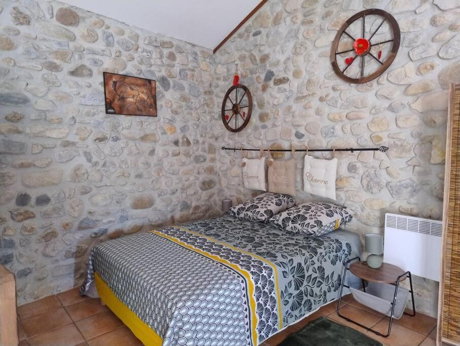 Lou Caladou Gite En Pierre Avec Bain A Remous Vallon-Pont-dʼArc Екстериор снимка