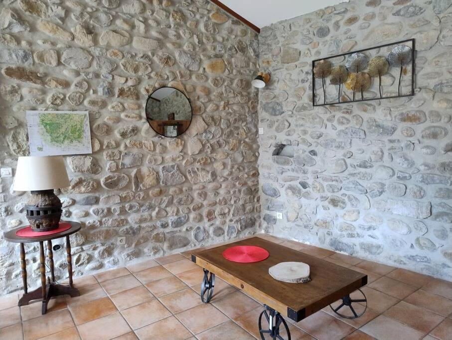 Lou Caladou Gite En Pierre Avec Bain A Remous Vallon-Pont-dʼArc Екстериор снимка