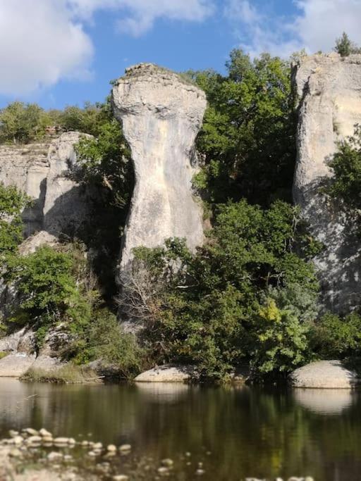 Lou Caladou Gite En Pierre Avec Bain A Remous Vallon-Pont-dʼArc Екстериор снимка